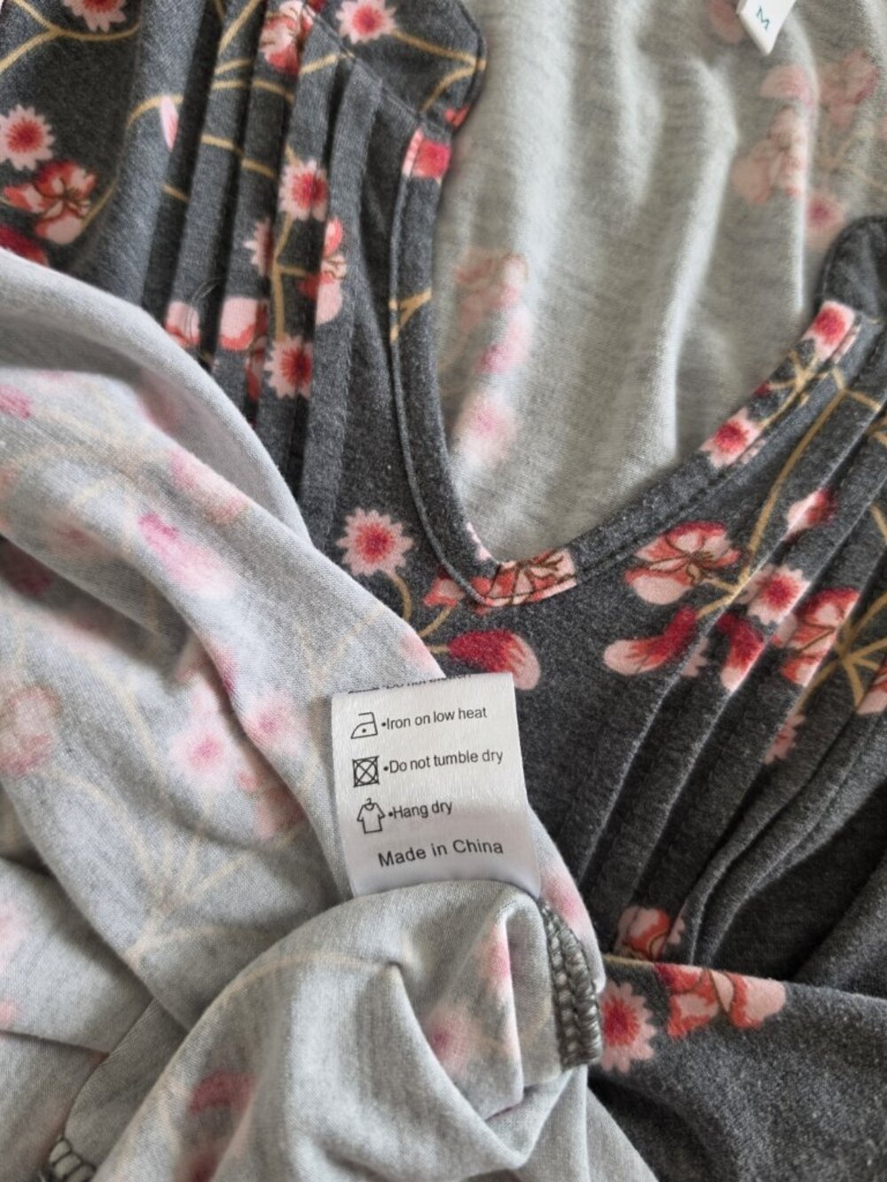 Anyally Women's Gray Pink Floral Pleated V-Neck Long Sleeve Tunic Blouse M - Picture 5 of 8